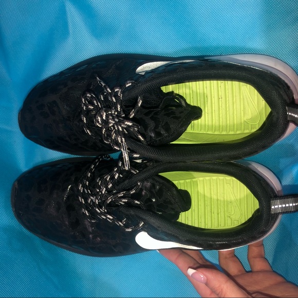 Nike roshe run animal print size 7 - Picture 5 of 8